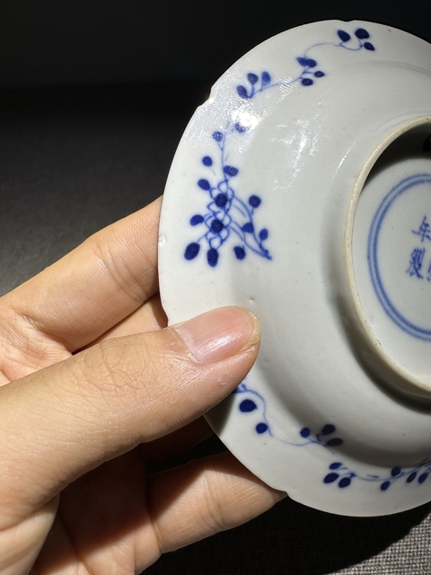 古玩陶瓷仕女花卉紋青花盤真品鑒賞圖