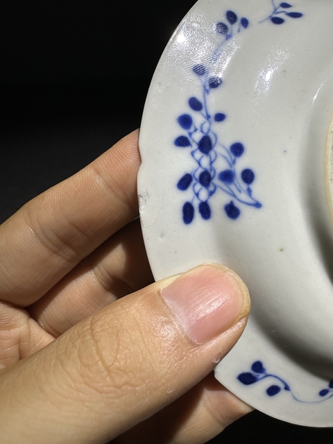 古玩陶瓷仕女花卉紋青花盤真品鑒賞圖