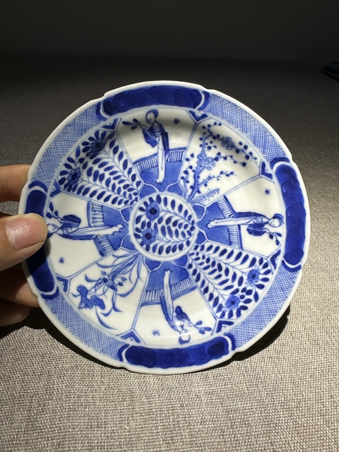 古玩陶瓷仕女花卉紋青花盤真品鑒賞圖