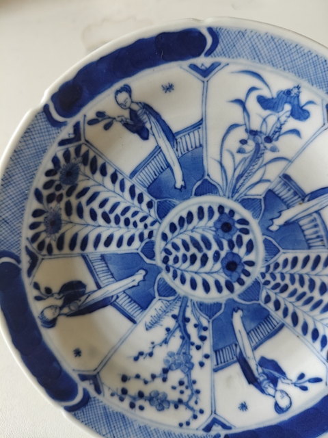 古玩陶瓷仕女花卉紋青花盤真品鑒賞圖