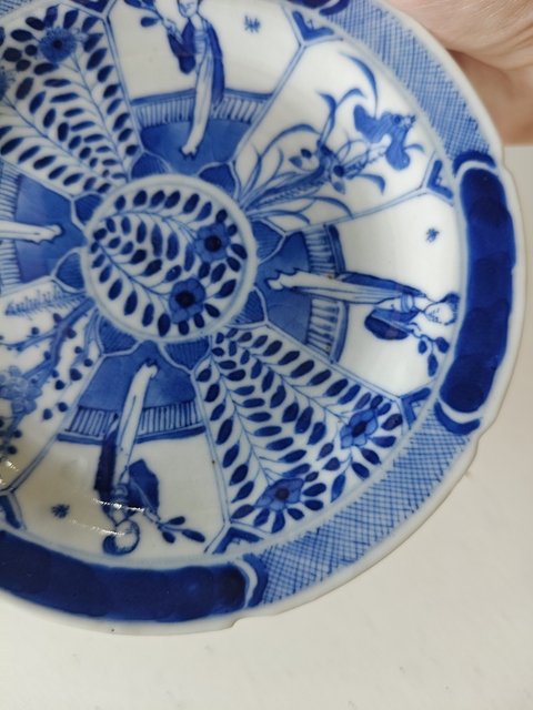 古玩陶瓷仕女花卉紋青花盤真品鑒賞圖