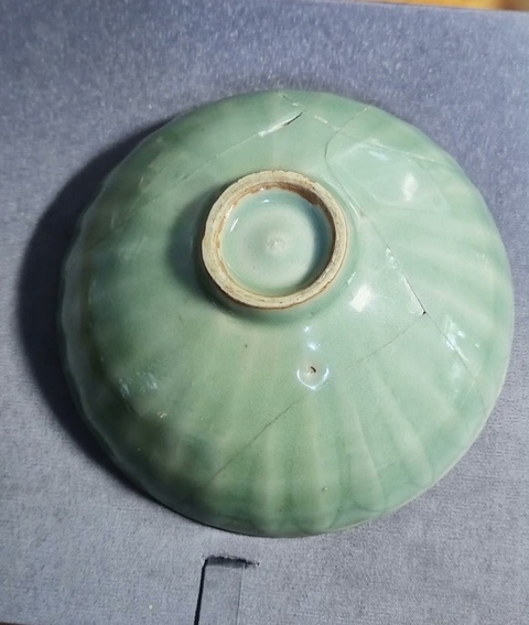 古玩陶瓷龍泉青瓷刻仰蓮紋碗真品鑒賞圖