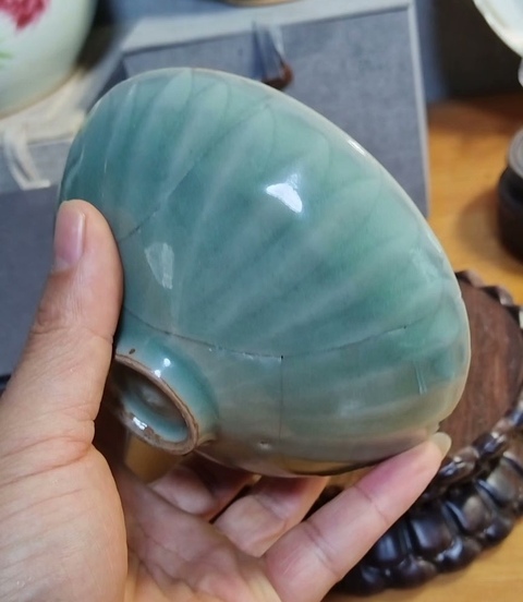 古玩陶瓷龍泉青瓷刻仰蓮紋碗真品鑒賞圖