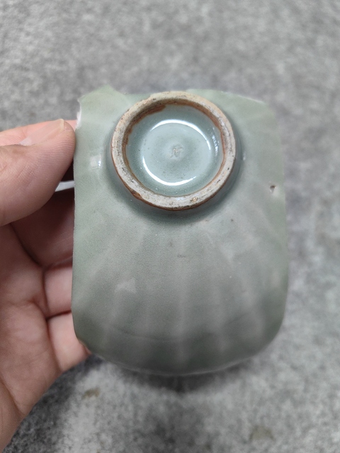 古玩陶瓷龍泉青瓷刻仰蓮紋碗真品鑒賞圖