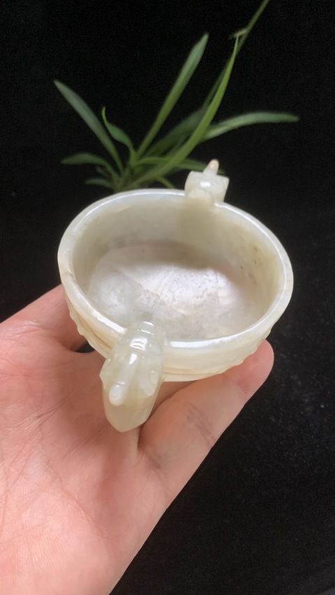 古玩玉器明代和田玉雕“雙龍耳執杯”拍賣,當前價格35000元