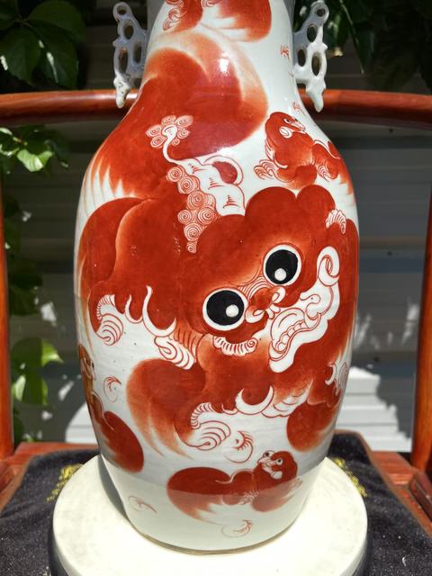 古玩陶瓷礬紅太師少保雙松葉耳撇口瓶真品鑒賞圖