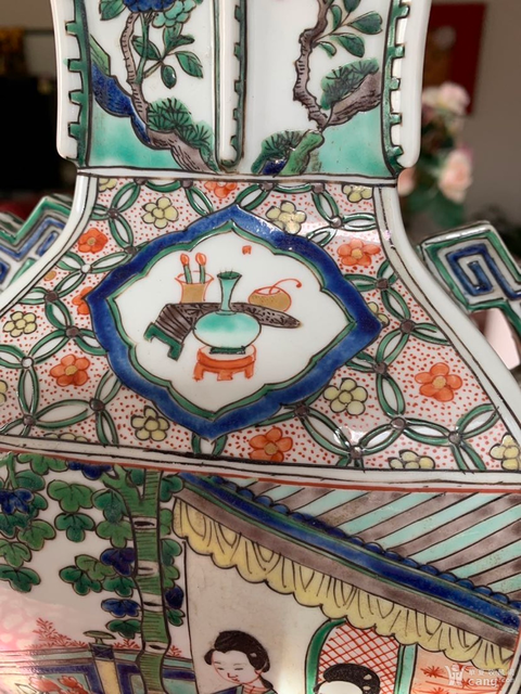 古玩陶瓷五彩人物四方尊瓶（歐瓷）真品鑒賞圖