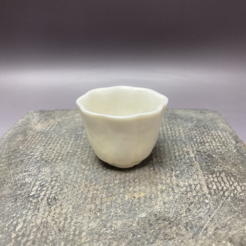 古玩陶瓷德化窯白釉花口杯真品鑒賞圖