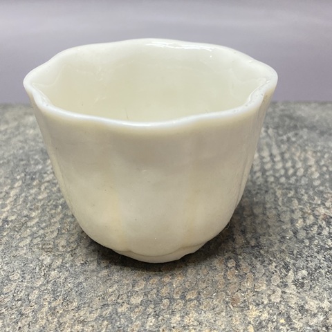 古玩陶瓷德化窯白釉花口杯真品鑒賞圖