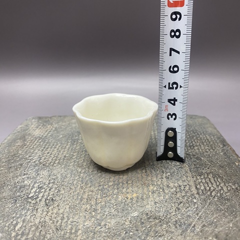 古玩陶瓷德化窯白釉花口杯真品鑒賞圖