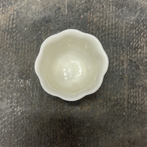 古玩陶瓷德化窯白釉花口杯真品鑒賞圖