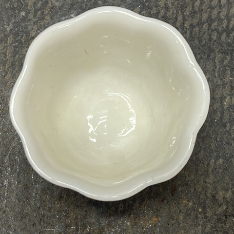 古玩陶瓷德化窯白釉花口杯真品鑒賞圖