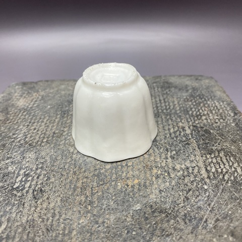 古玩陶瓷德化窯白釉花口杯真品鑒賞圖