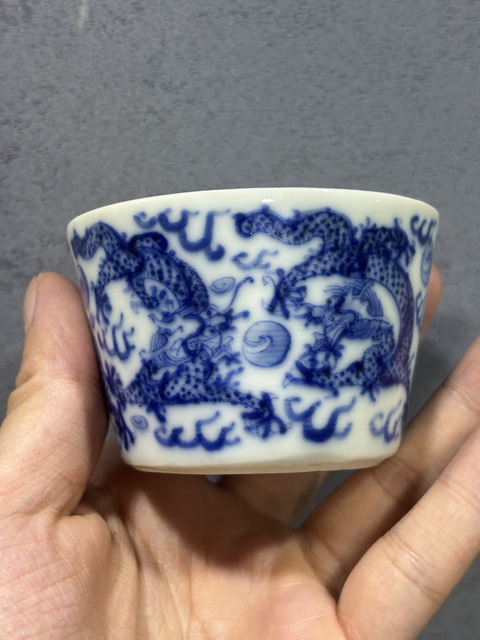古玩陶瓷青花趕珠龍紋杯，疑似復窯真品鑒賞圖