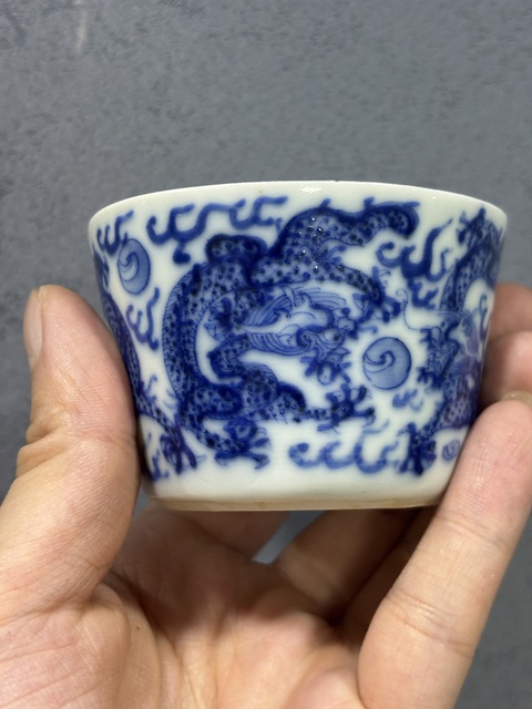 古玩陶瓷青花趕珠龍紋杯，疑似復窯真品鑒賞圖