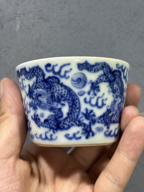 古玩陶瓷青花趕珠龍紋杯，疑似復窯真品鑒賞圖