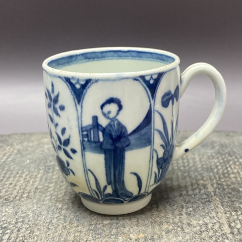 古玩陶瓷仕女花卉紋青花執(zhí)杯真品鑒賞圖
