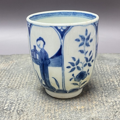 古玩陶瓷仕女花卉紋青花執(zhí)杯真品鑒賞圖