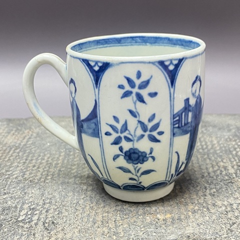 古玩陶瓷仕女花卉紋青花執(zhí)杯真品鑒賞圖