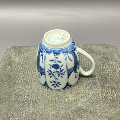 古玩陶瓷仕女花卉紋青花執(zhí)杯真品鑒賞圖