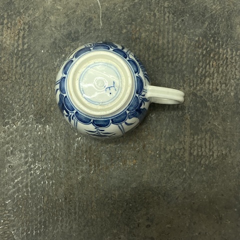 古玩陶瓷仕女花卉紋青花執(zhí)杯真品鑒賞圖