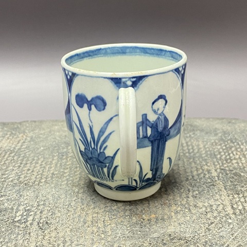 古玩陶瓷仕女花卉紋青花執(zhí)杯真品鑒賞圖