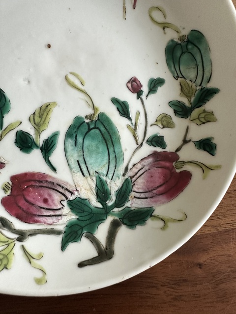 古玩陶瓷粉彩蝶戀花紋盤真品鑒賞圖