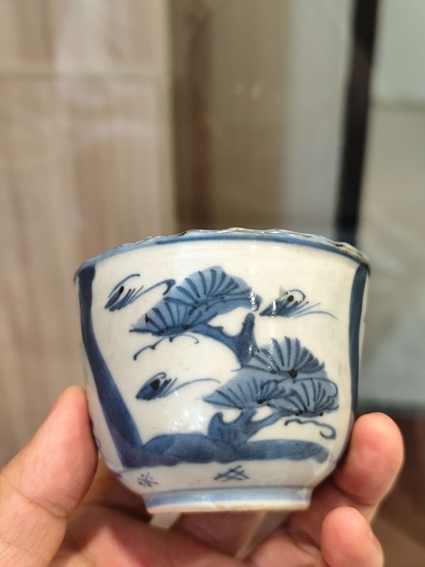 古玩陶瓷松樹(shù)紋青花杯真品鑒賞圖