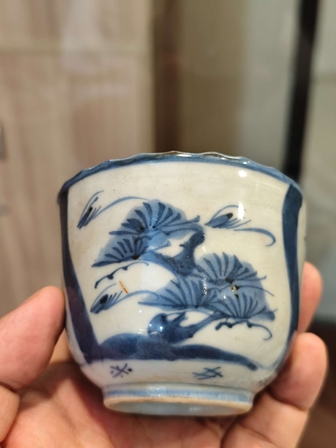 古玩陶瓷松樹(shù)紋青花杯真品鑒賞圖