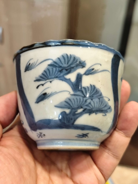 古玩陶瓷松樹(shù)紋青花杯真品鑒賞圖