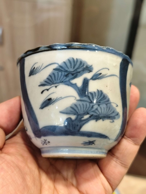 古玩陶瓷松樹(shù)紋青花杯真品鑒賞圖
