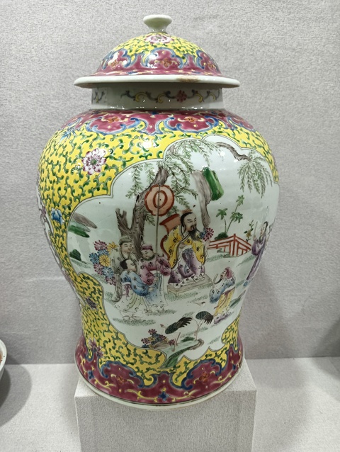 古玩陶瓷清晚期 粉彩嬰戲蓋罐真品鑒賞圖