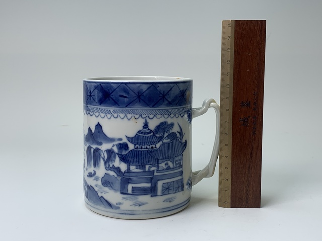 古玩陶瓷清乾隆·青花山水樓閣人物紋馬克杯拍賣,當前價格166元