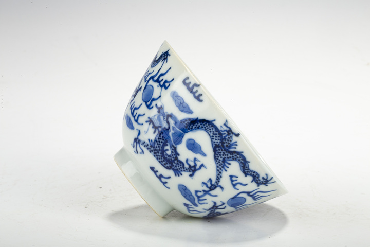 古玩陶瓷清晚·青花趕珠龍紋碗拍賣,當前價格0元