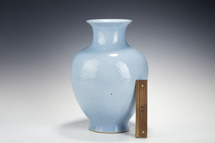 古玩陶瓷民國(guó)·天藍(lán)釉暗刻如意蝴蝶紋燈籠尊拍賣(mài)，當(dāng)前價(jià)格0元