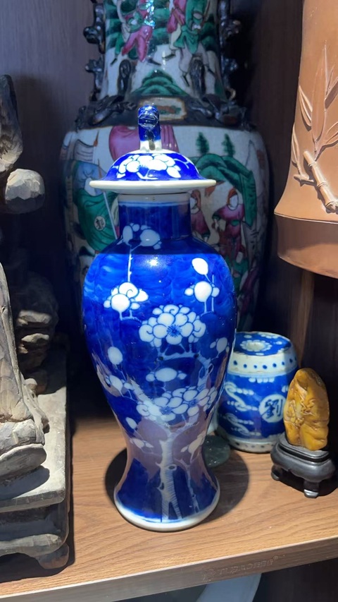 古玩陶瓷青花留白梅紋雞腿蓋瓶真品鑒賞圖