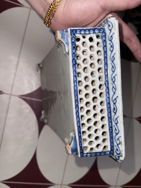 古玩陶瓷青花鏤空四方倭角四足水仙盆真品鑒賞圖