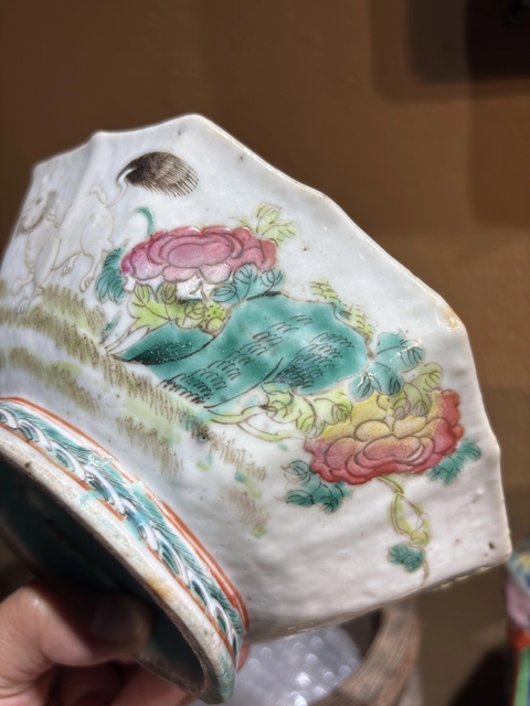 古玩陶瓷粉彩獅紋貢碗真品鑒賞圖
