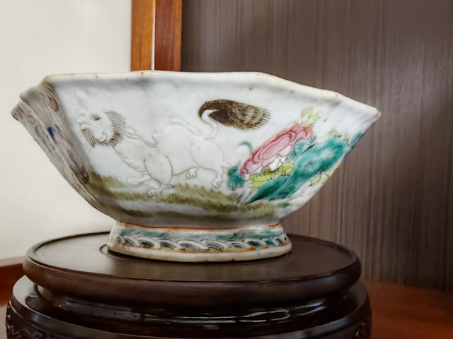 古玩陶瓷粉彩獅紋貢碗真品鑒賞圖