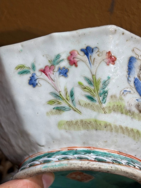 古玩陶瓷粉彩獅紋貢碗真品鑒賞圖