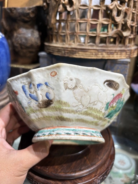 古玩陶瓷粉彩獅紋貢碗真品鑒賞圖