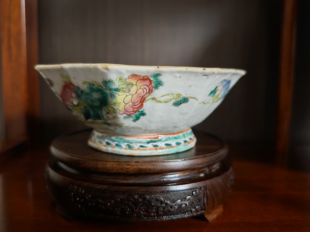 古玩陶瓷粉彩獅紋貢碗真品鑒賞圖
