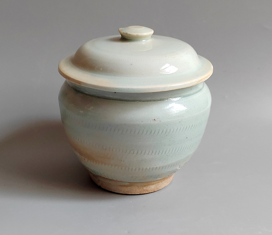 古玩陶瓷龍泉青瓷跳刀紋蓋罐真品鑒賞圖