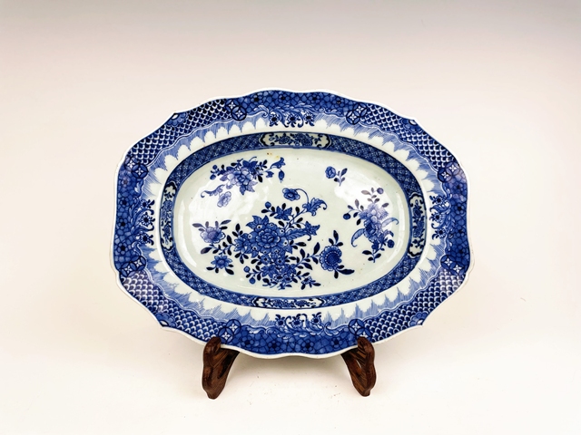 古玩陶瓷清乾隆·青花花卉花口大長盤拍賣,當(dāng)前價格188元