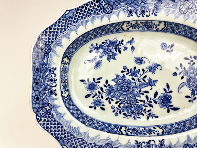 古玩陶瓷清乾隆·青花花卉花口大長盤拍賣,當(dāng)前價格188元