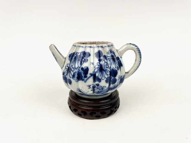 古玩陶瓷清康熙·青花瓜棱茶壺拍賣,當(dāng)前價格0元