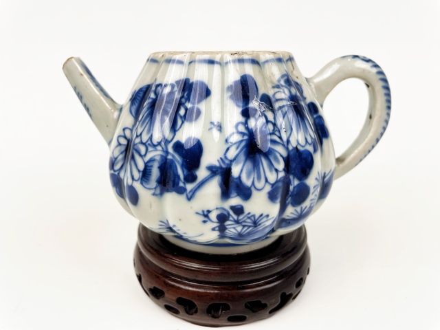 古玩陶瓷清康熙·青花瓜棱茶壺拍賣,當(dāng)前價格0元