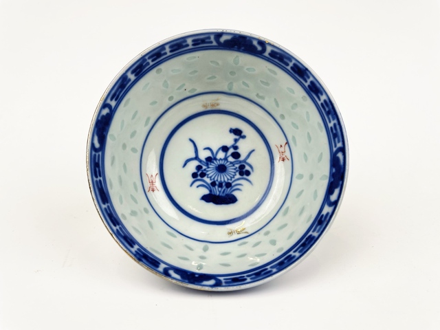 古玩陶瓷清末民初·青花礬紅云蝠紋玲瓏碗真品鑒賞圖