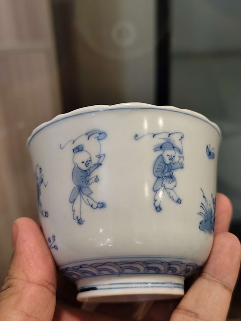 古玩陶瓷嬰戲紋青花杯真品鑒賞圖