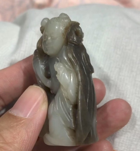 古玩玉器和田玉雕“執荷童子”真品鑒賞圖